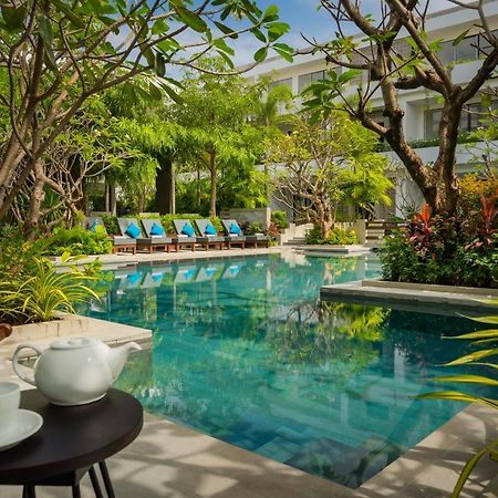 Eightfold Urban Resort 시엠리아프 외부 사진 The swimming pool at the hotel