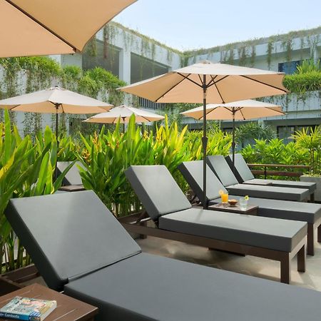 Eightfold Urban Resort 시엠리아프 외부 사진 Pool Deck