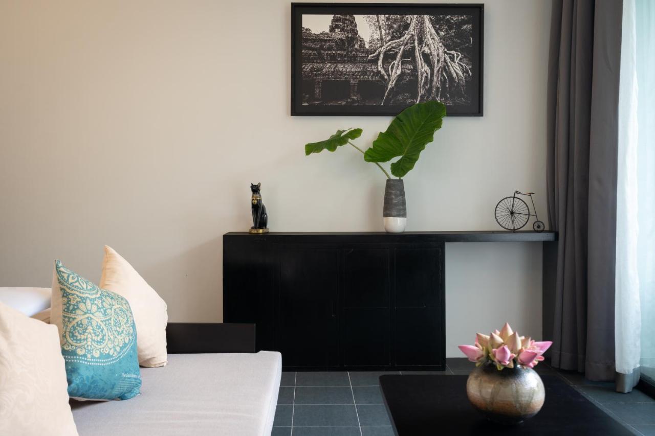 Eightfold Urban Resort 시엠리아프 외부 사진 A living room in a modern house