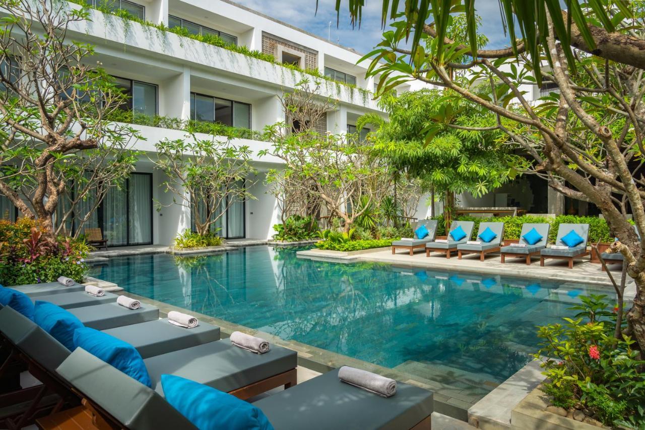 Eightfold Urban Resort 시엠리아프 외부 사진 The hotel's pool