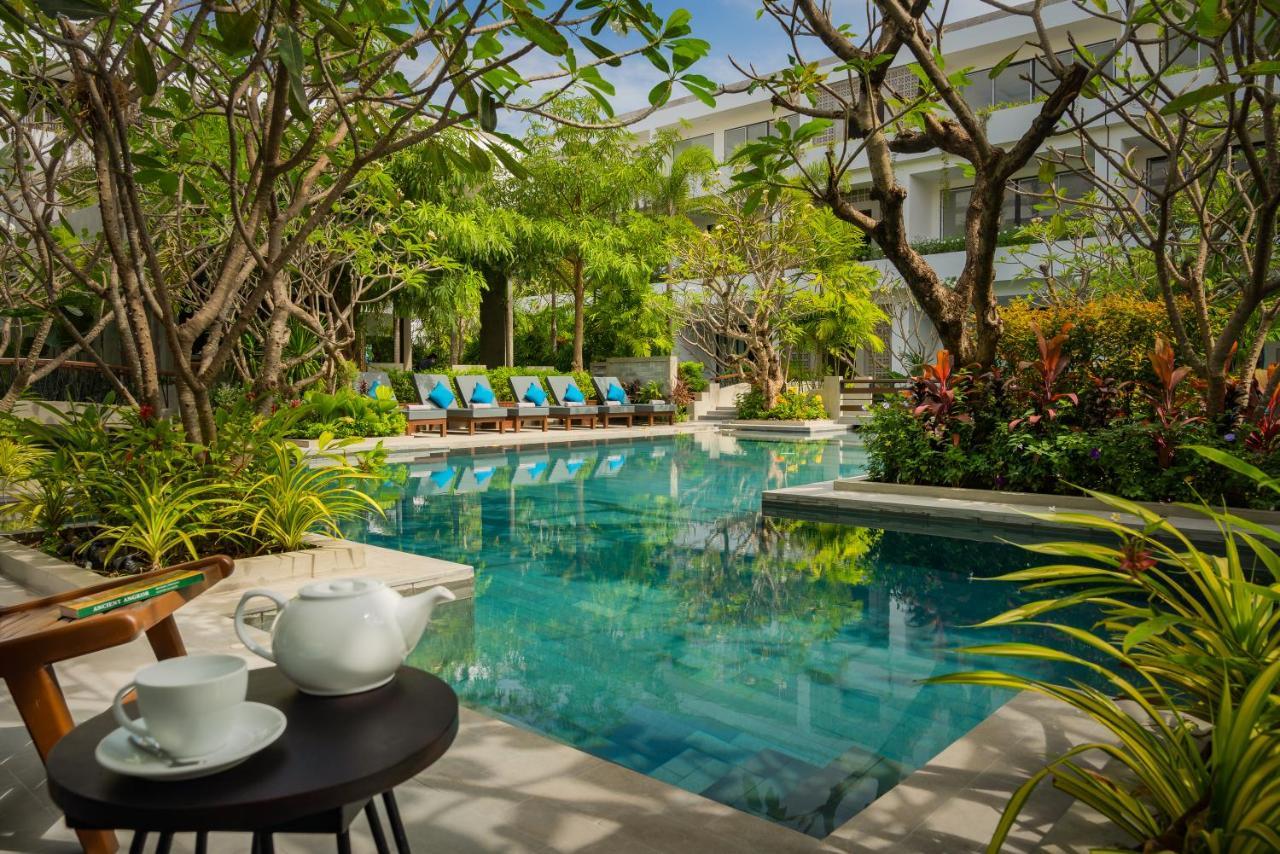 Eightfold Urban Resort 시엠리아프 외부 사진 The swimming pool at the hotel
