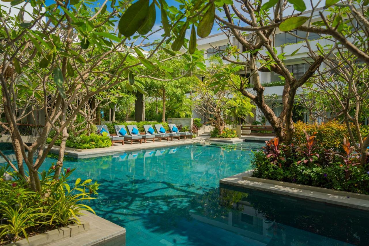 Eightfold Urban Resort 시엠리아프 외부 사진 The pool at the hotel