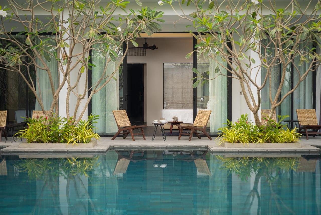 Eightfold Urban Resort 시엠리아프 외부 사진 The pool at the hotel