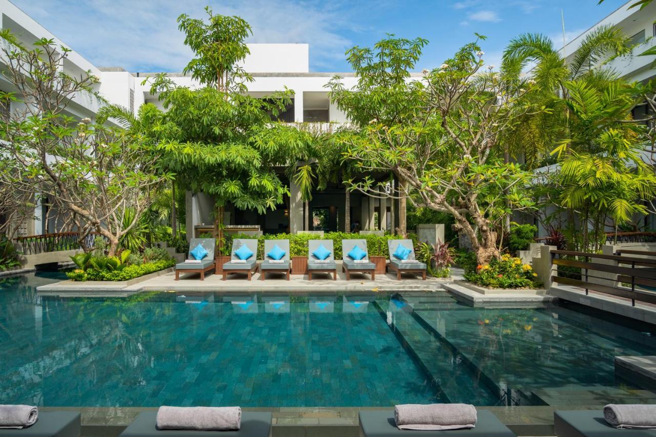 Eightfold Urban Resort 시엠리아프 외부 사진 The hotel's pool