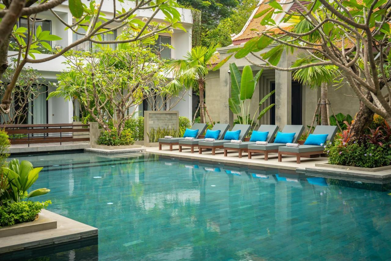 Eightfold Urban Resort 시엠리아프 외부 사진 The swimming pool at the hotel