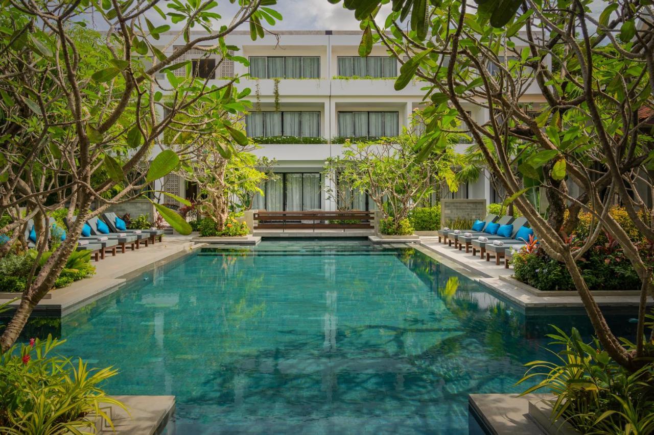 Eightfold Urban Resort 시엠리아프 외부 사진 The hotel's swimming pool
