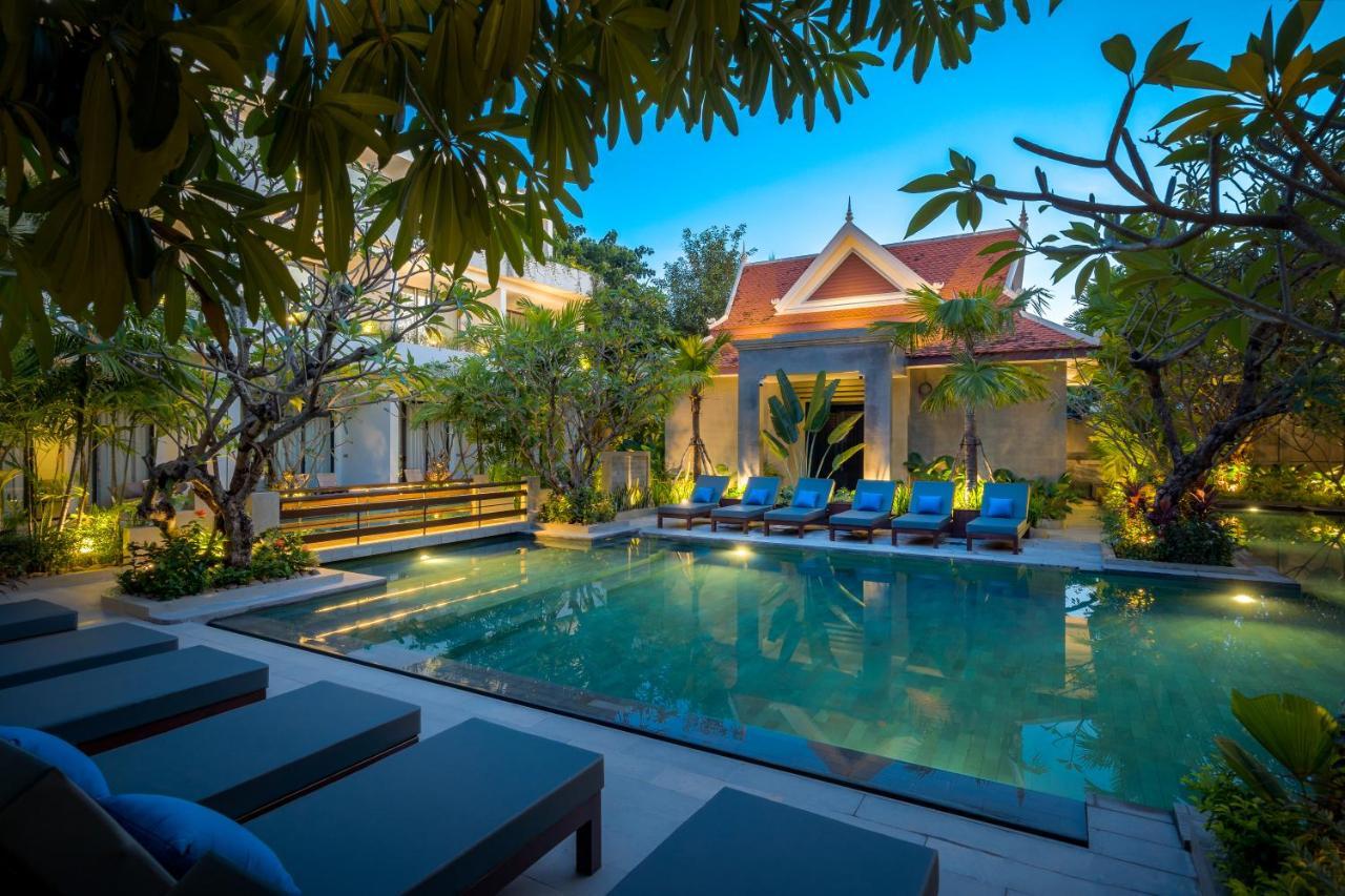 Eightfold Urban Resort 시엠리아프 외부 사진 The hotel's swimming pool