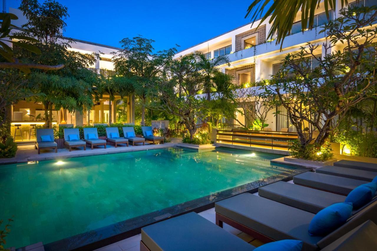 Eightfold Urban Resort 시엠리아프 외부 사진 The hotel's pool