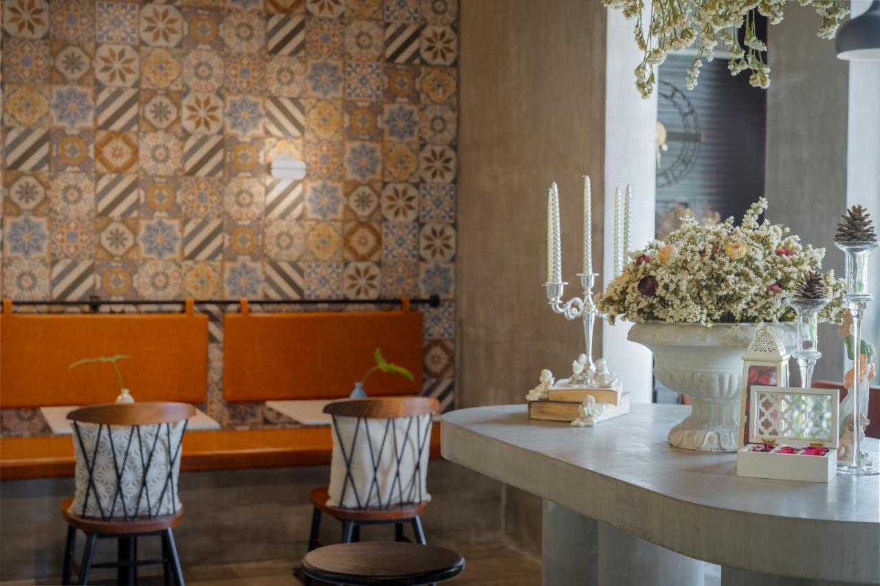 Eightfold Urban Resort 시엠리아프 외부 사진 Interior of the restaurant