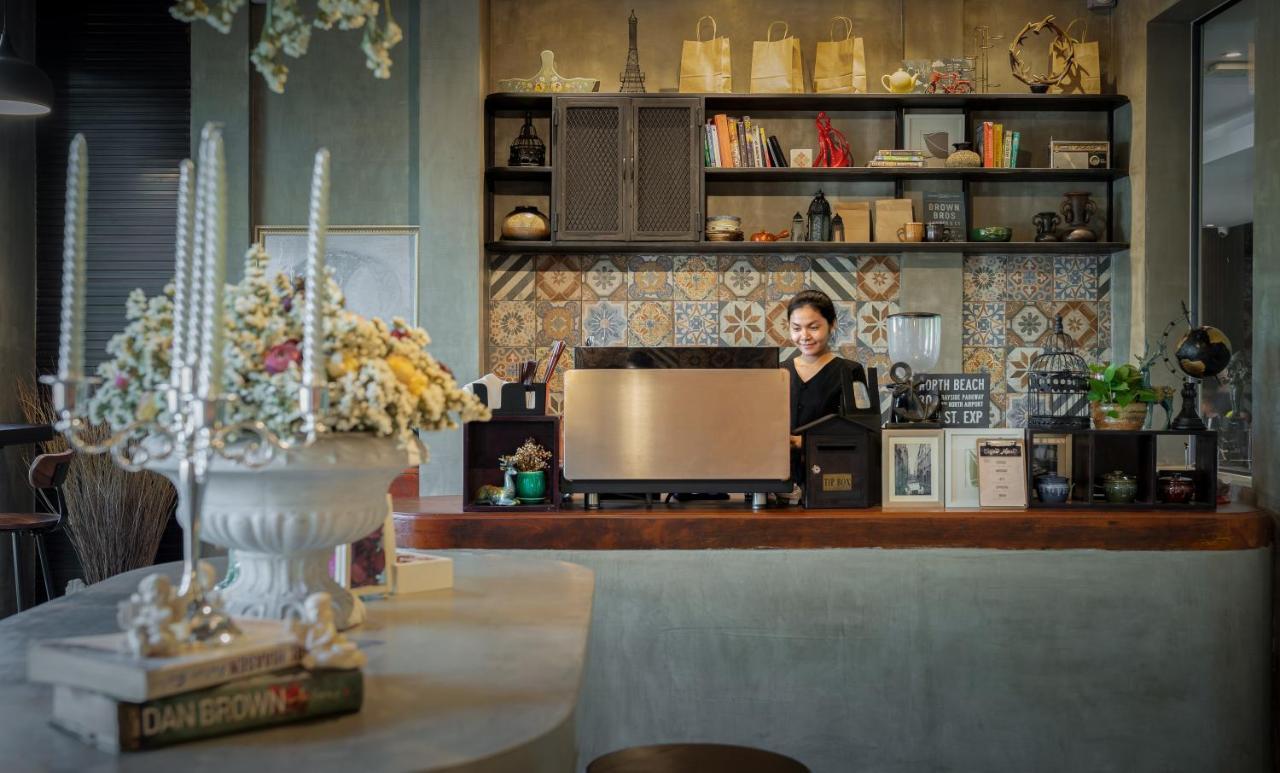 Eightfold Urban Resort 시엠리아프 외부 사진 A coffee shop in Bangkok, Thailand
