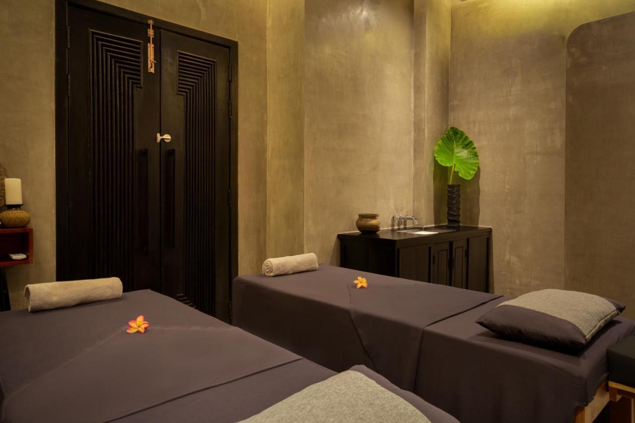 Eightfold Urban Resort 시엠리아프 외부 사진 A spa treatment room