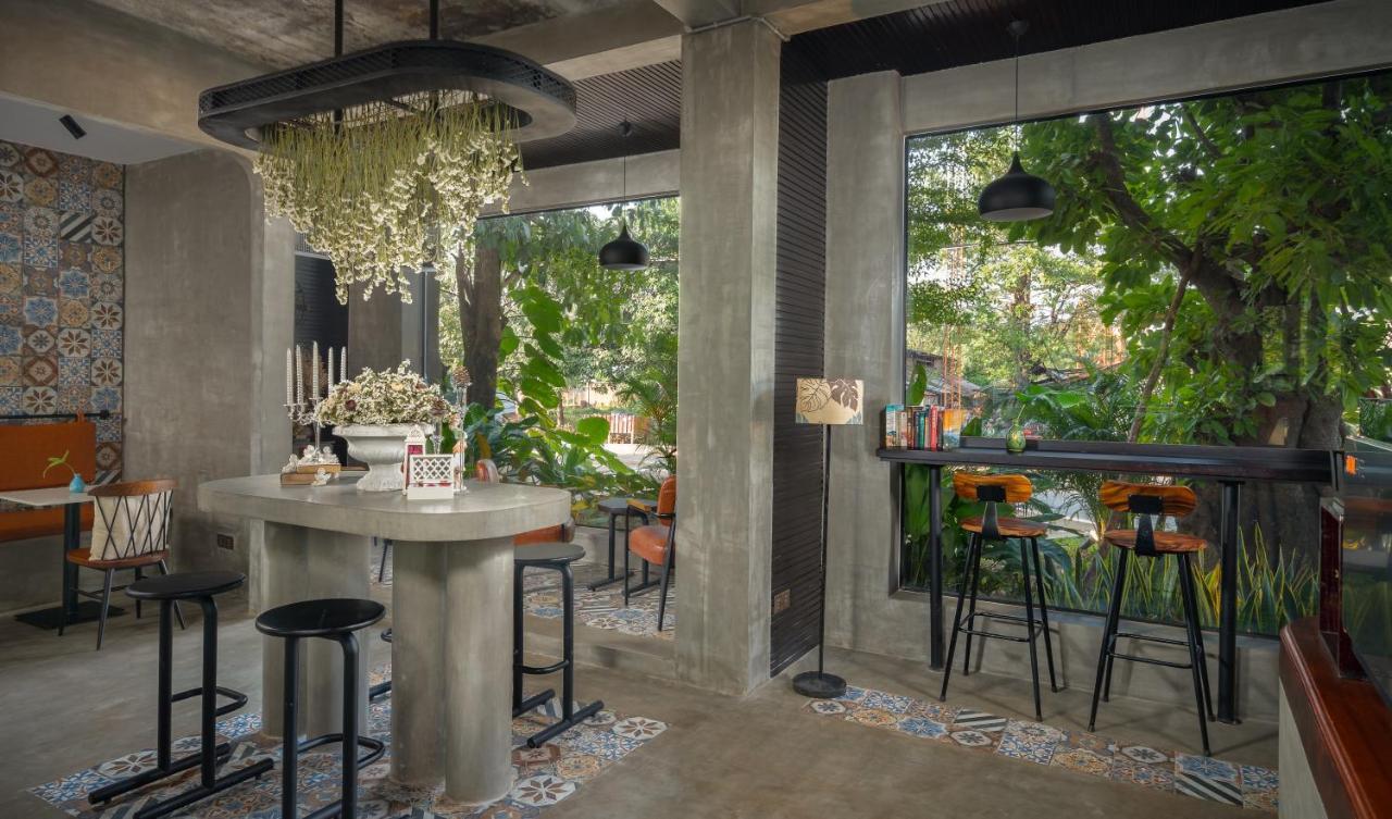 Eightfold Urban Resort 시엠리아프 외부 사진 The interior of the restaurant