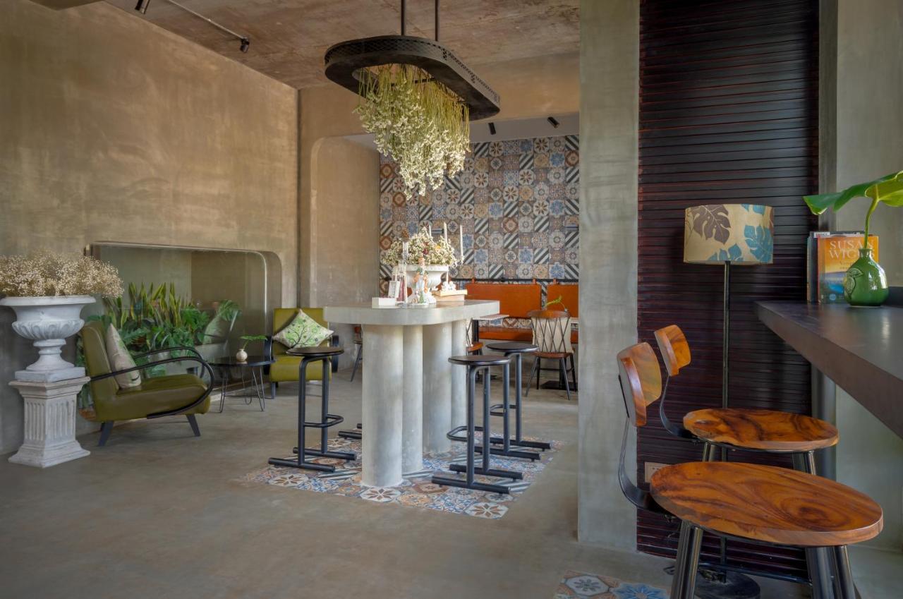 Eightfold Urban Resort 시엠리아프 외부 사진 The interior of the restaurant