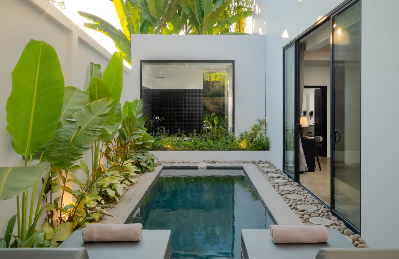 Eightfold Urban Resort 시엠리아프 외부 사진 A private pool at a hotel