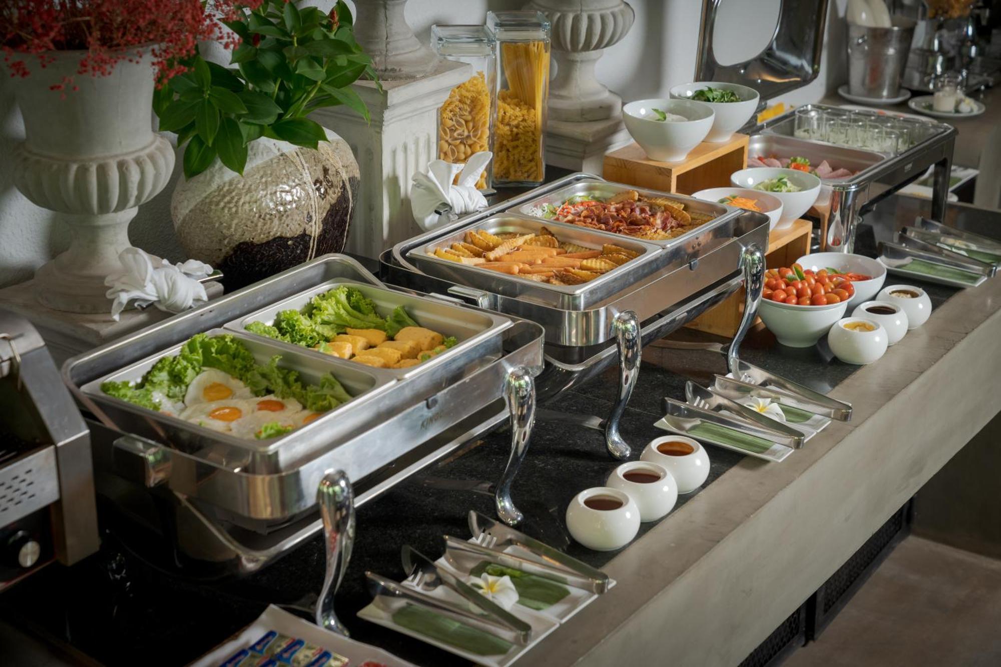 Eightfold Urban Resort 시엠리아프 외부 사진 A buffet at a hotel