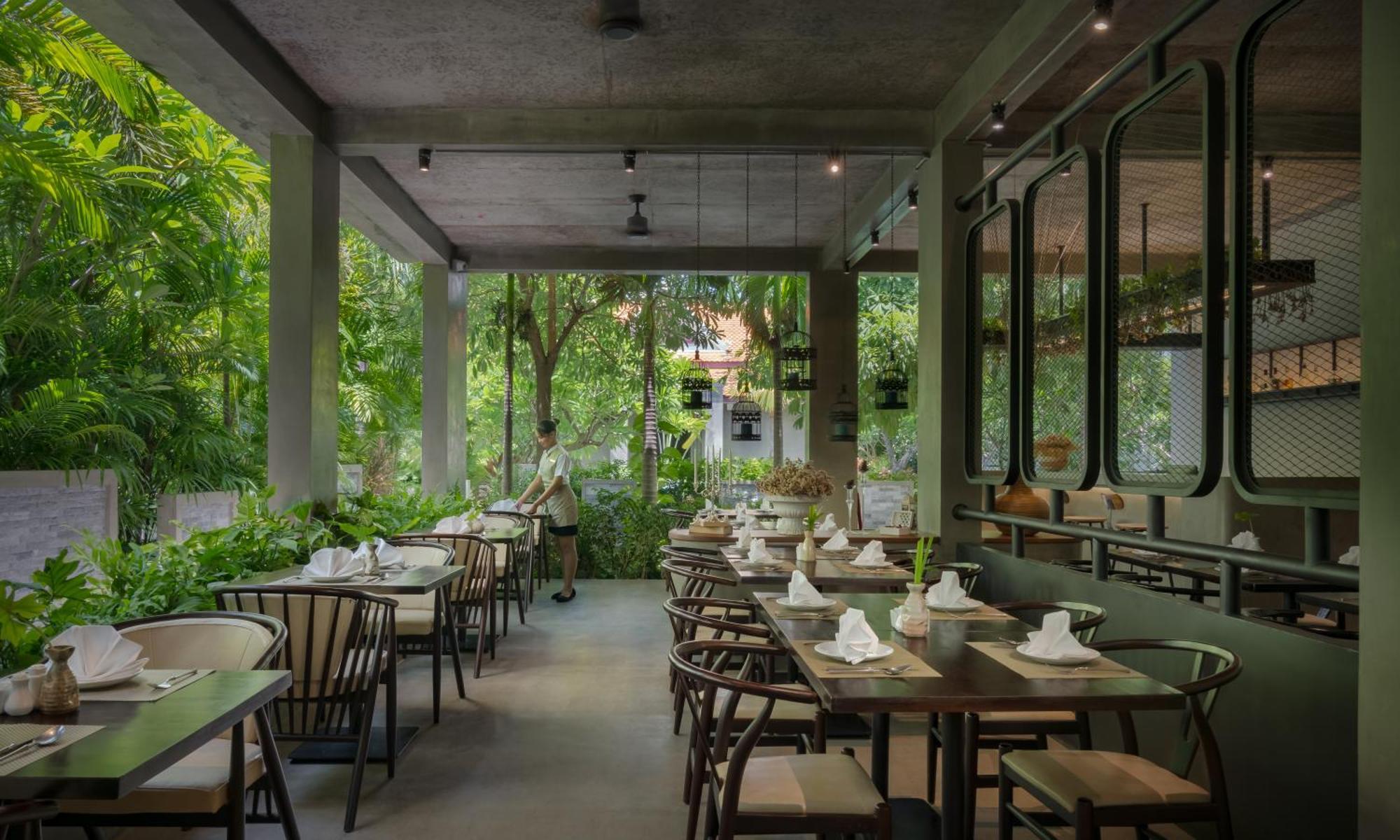Eightfold Urban Resort 시엠리아프 외부 사진 Restaurant interior