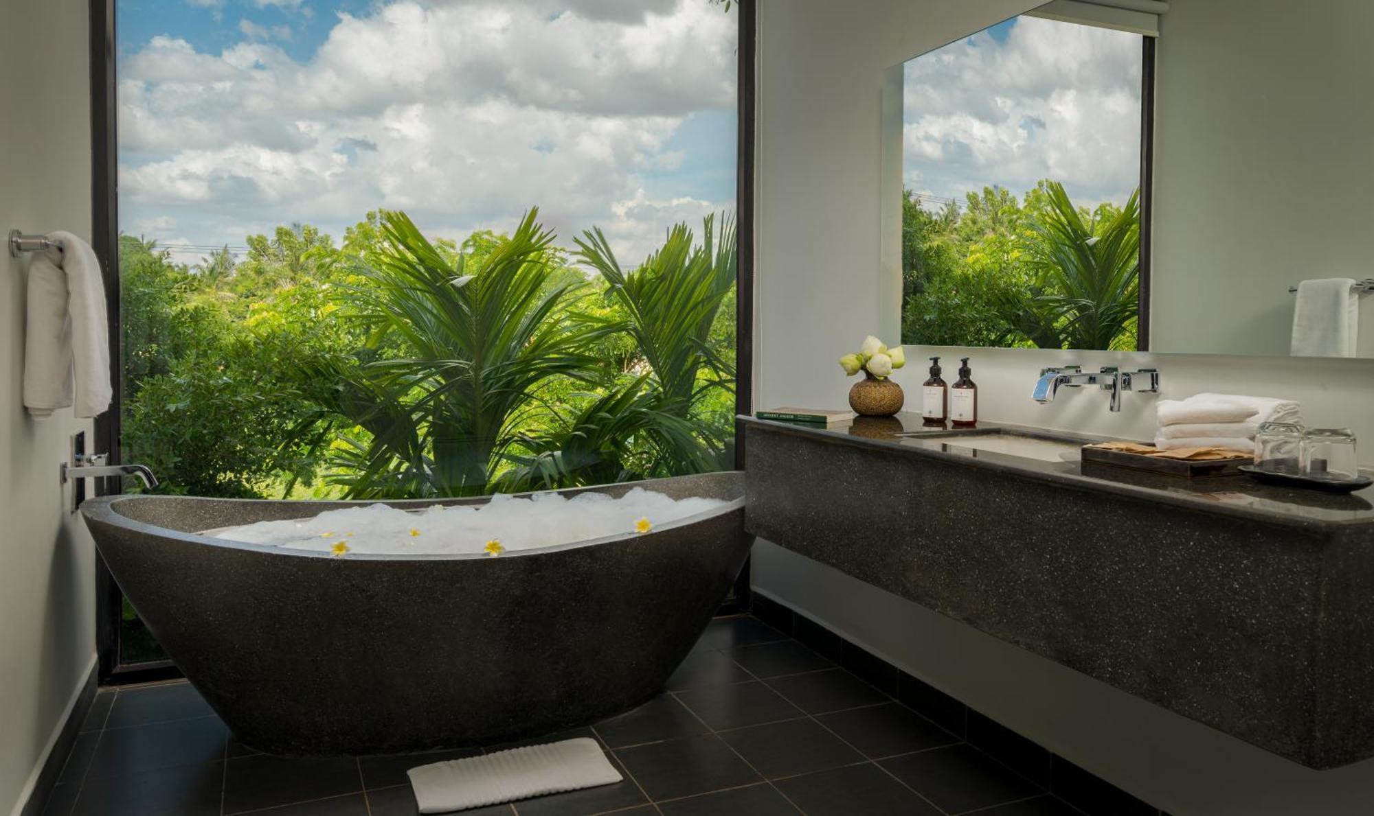 Eightfold Urban Resort 시엠리아프 외부 사진 Bathroom at the Bvlgari Hotel, Mexico City