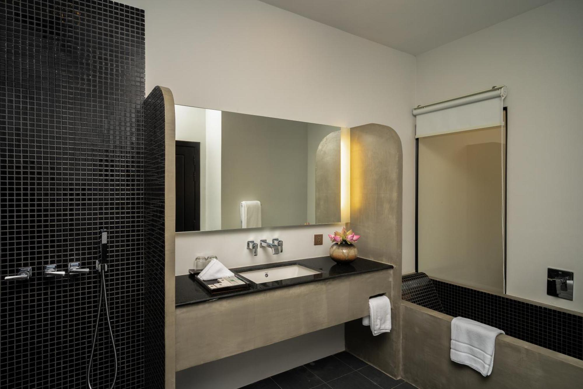 Eightfold Urban Resort 시엠리아프 객실 사진 Bathroom
