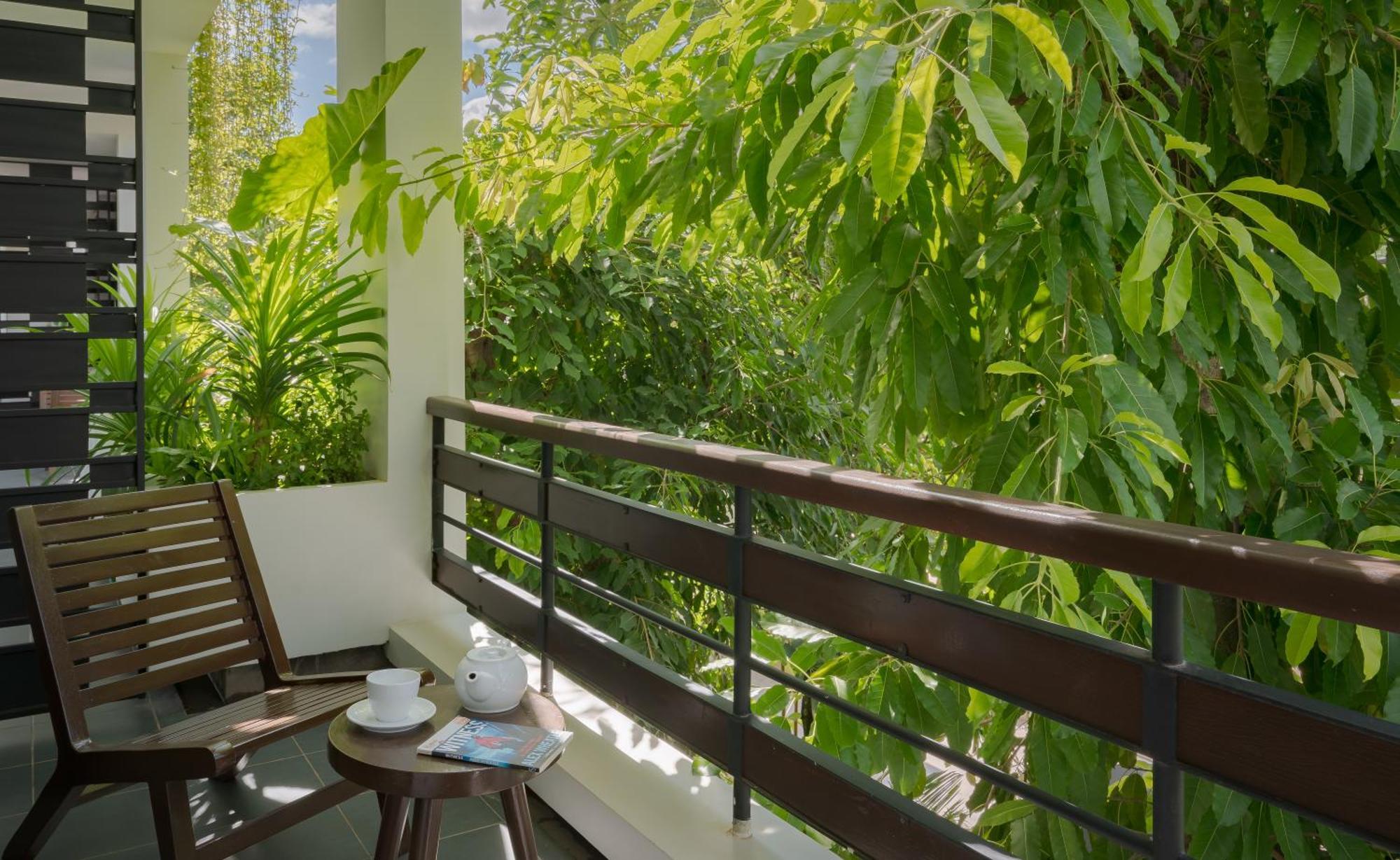 Eightfold Urban Resort 시엠리아프 객실 사진 A balcony