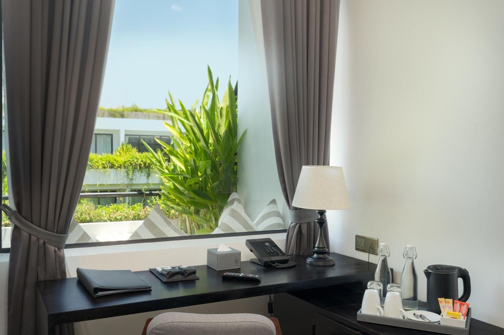 Eightfold Urban Resort 시엠리아프 외부 사진 A room at the hotel