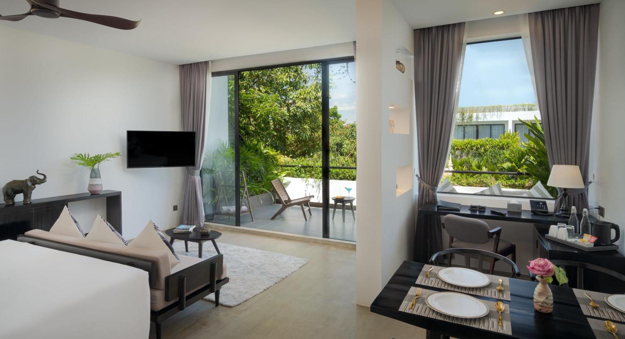 Eightfold Urban Resort 시엠리아프 외부 사진 A living room at the hotel