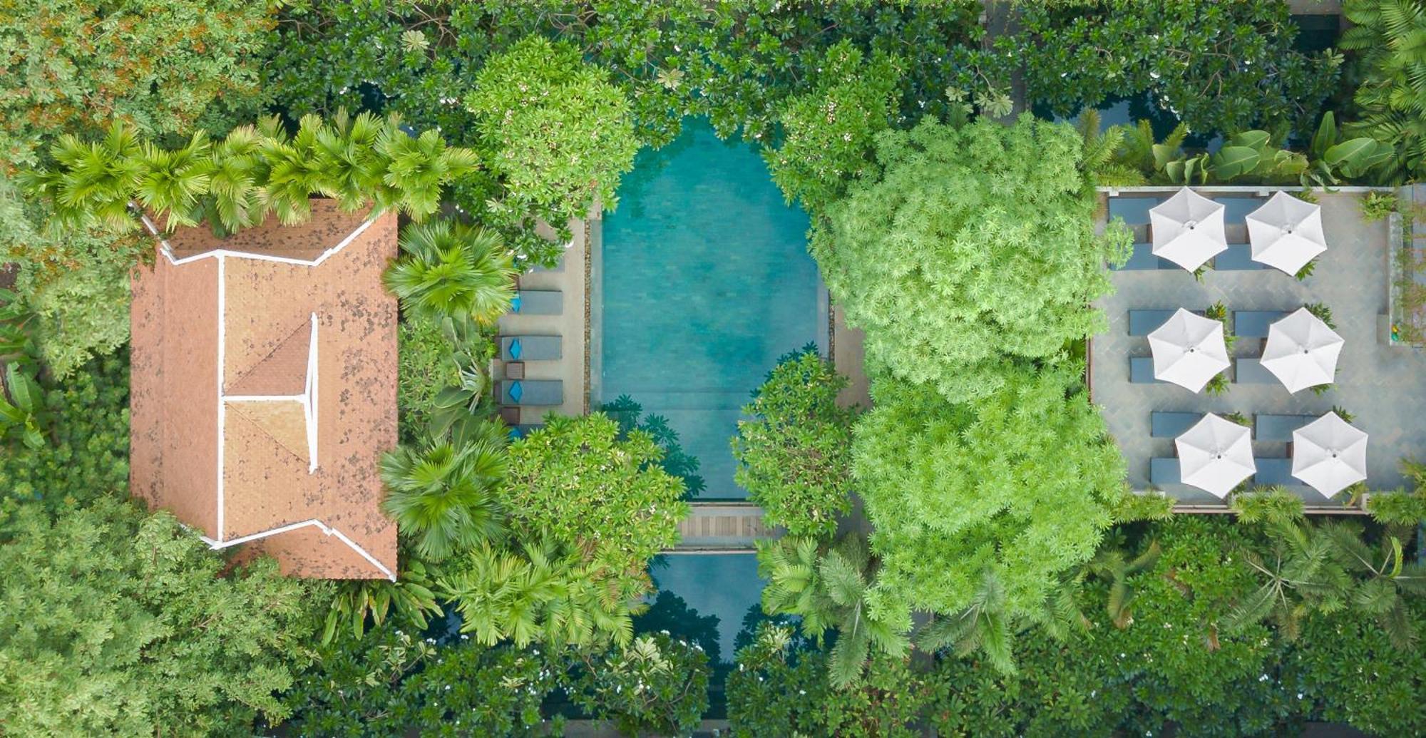 Eightfold Urban Resort 시엠리아프 외부 사진 Aerial view of the pool at the hotel