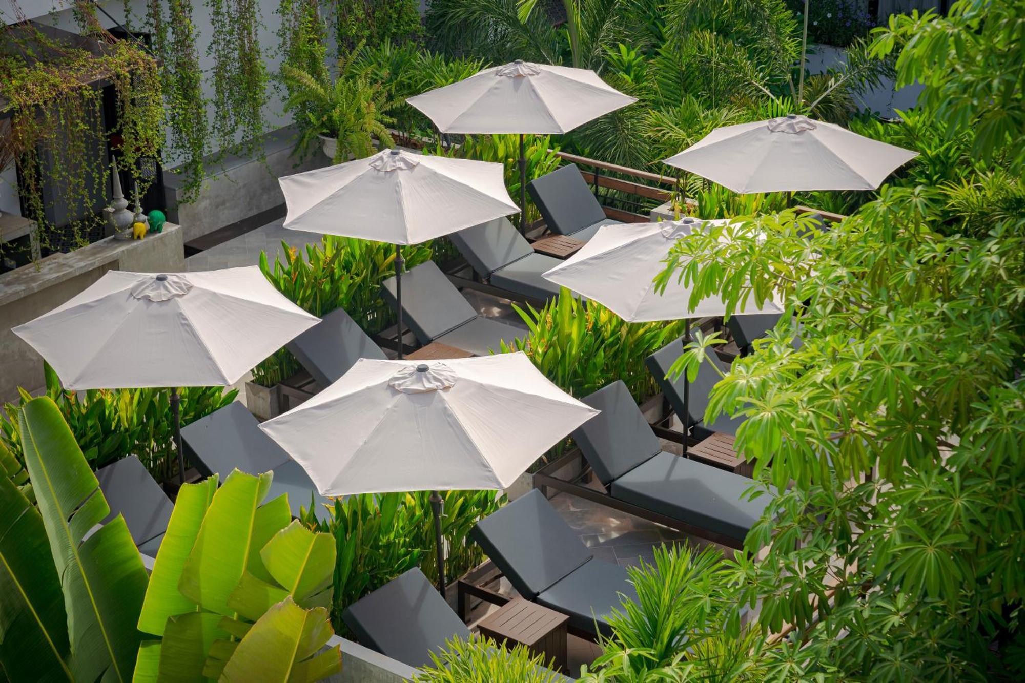 Eightfold Urban Resort 시엠리아프 외부 사진 The pool at the hotel