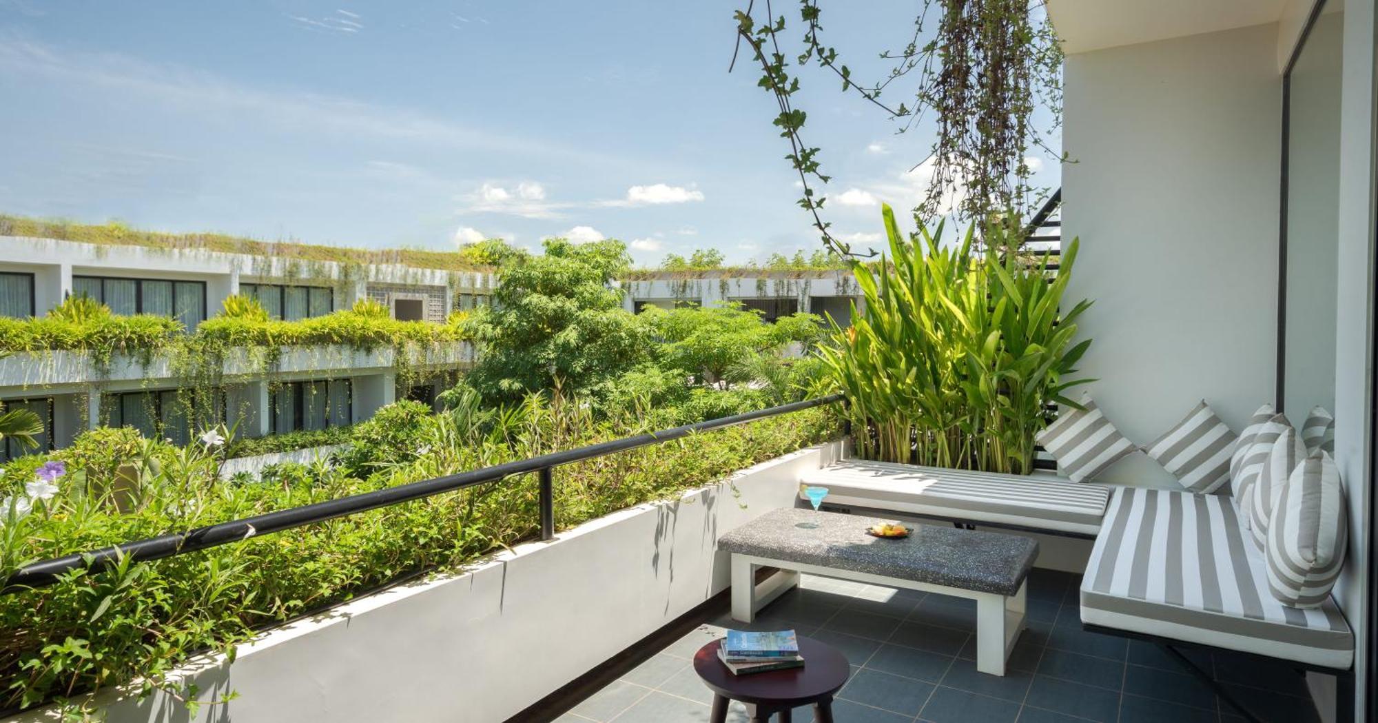 Eightfold Urban Resort 시엠리아프 외부 사진 A balcony at the hotel