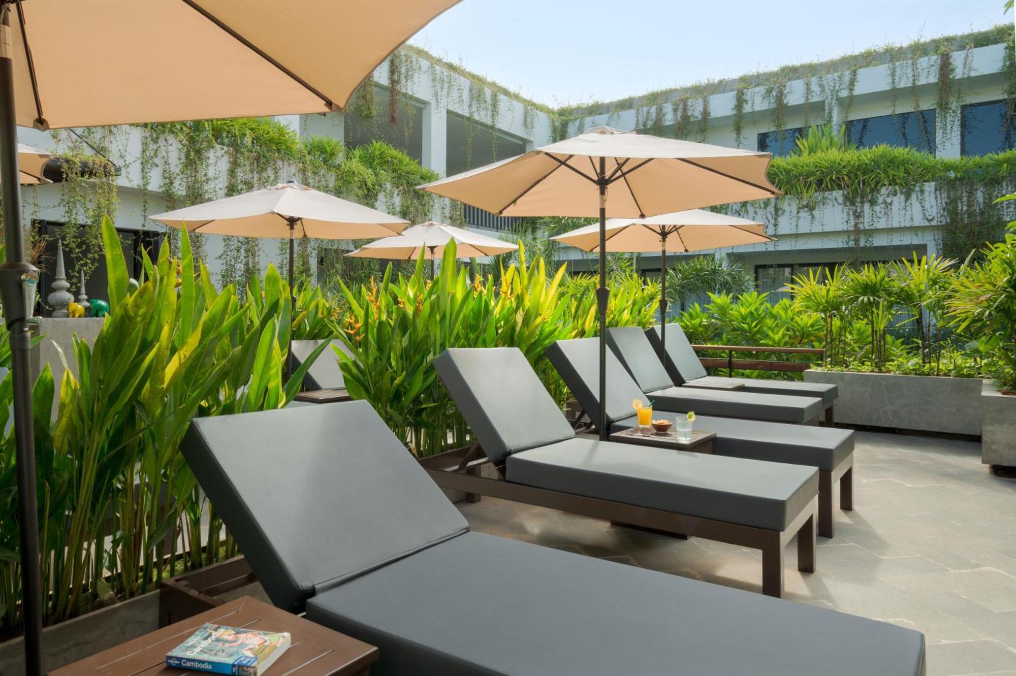 Eightfold Urban Resort 시엠리아프 외부 사진 Pool Deck